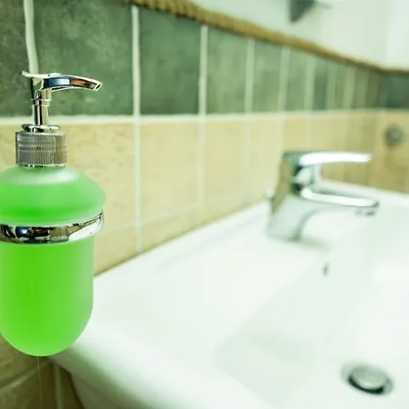 Rhelizeone & جميل Παλέρμο